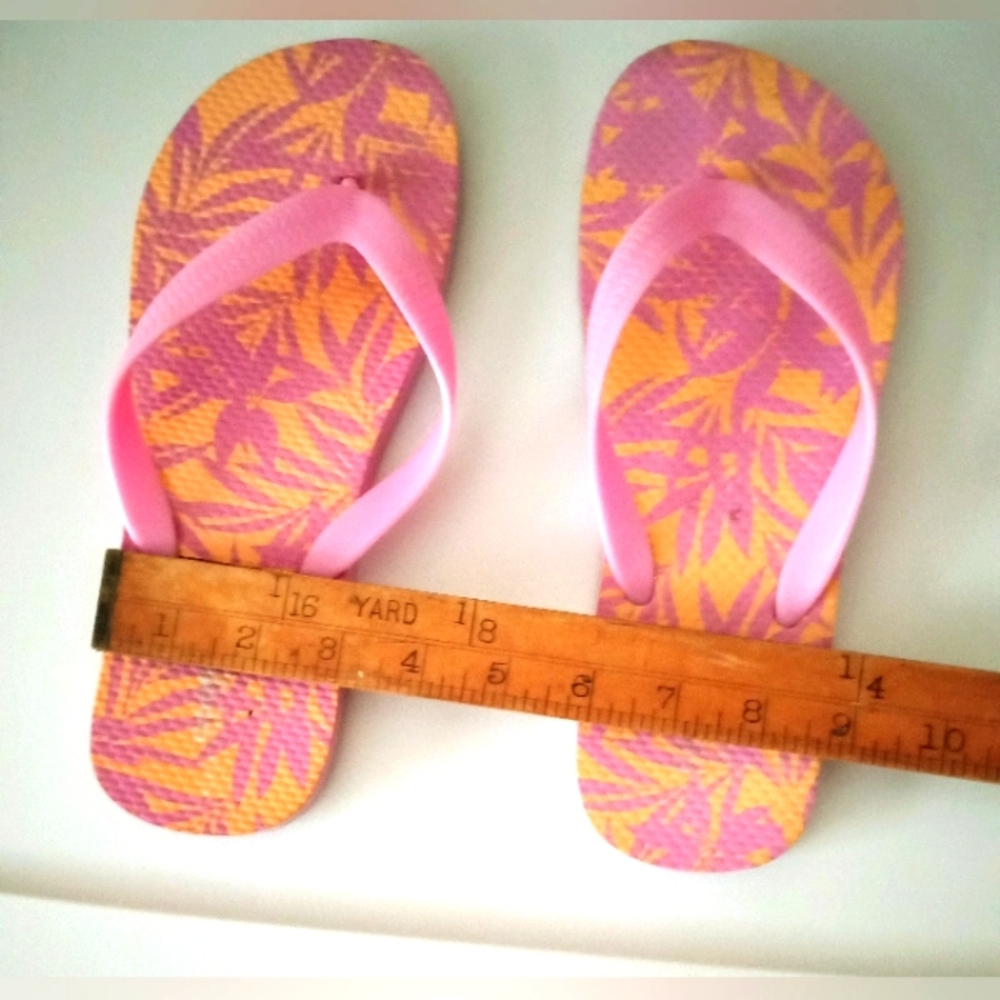 Old Navy Patterned Flip-Flop Sandals for Girls (Partially Plant-Based) Size 5/6 - Picture 4 of 6